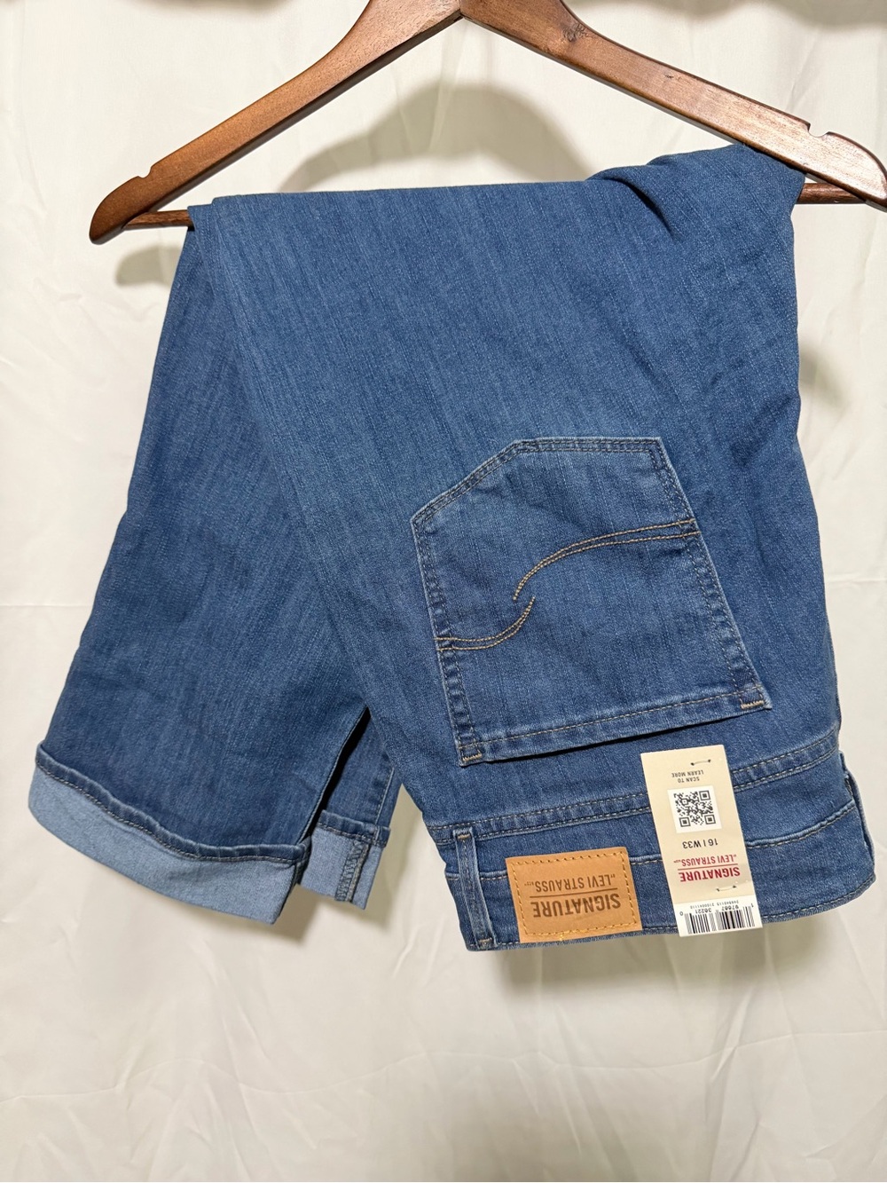 Signature by Levi Strauss Women’s mid-rise, Capri jeans sz 16 (W33) NWT